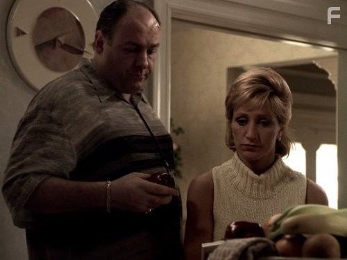 James Gandolfini and Edie Falco in Семья Сопрано (1999)