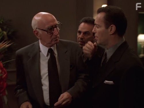 Al Sapienza, Dominic Chianese, and Sal Ruffino in Семья Сопрано (1999)