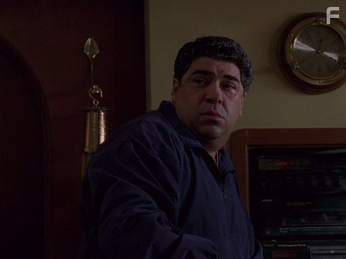 James Gandolfini, Edie Falco, Vincent Curatola, and Vincent Pastore in Семья Сопрано (1999)