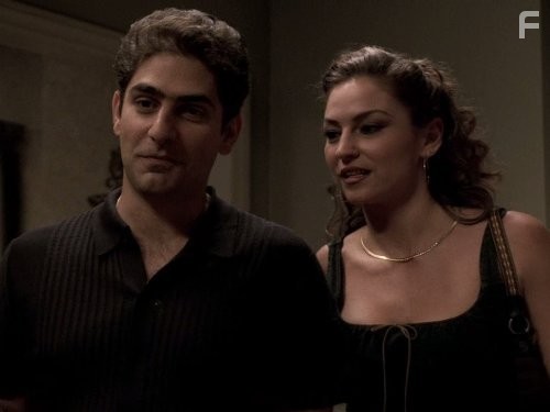 Drea de Matteo and Michael Imperioli in Семья Сопрано (1999)