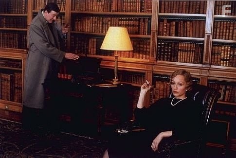 Kristin Scott Thomas and Stephen Fry in Госфорд Парк (2001)
