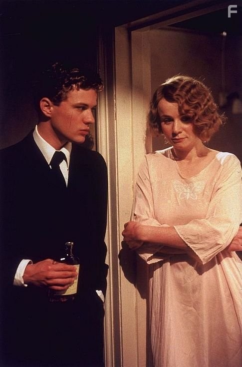 Ryan Phillippe and Emily Watson in Госфорд Парк (2001)