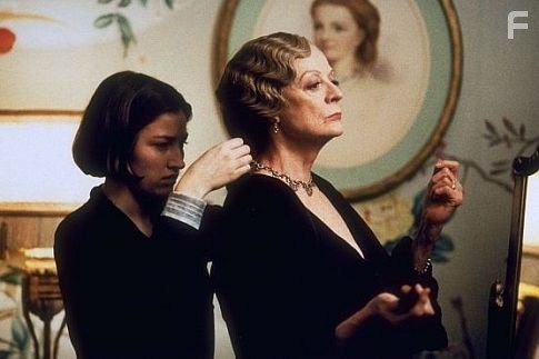 Maggie Smith and Kelly Macdonald in Госфорд Парк (2001)
