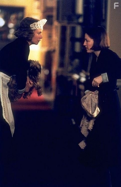 Emily Watson and Kelly Macdonald in Госфорд Парк (2001)