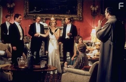 Kristin Scott Thomas, Stephen Fry, Jeremy Northam, and Charles Dance in Госфорд Парк (2001)