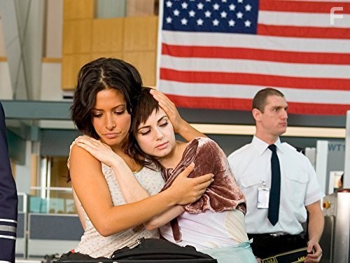 Mia Kirshner and Sarah Shahi in Секс в другом городе (2004)