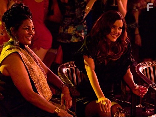 Pam Grier and Rachel Shelley in Секс в другом городе (2004)