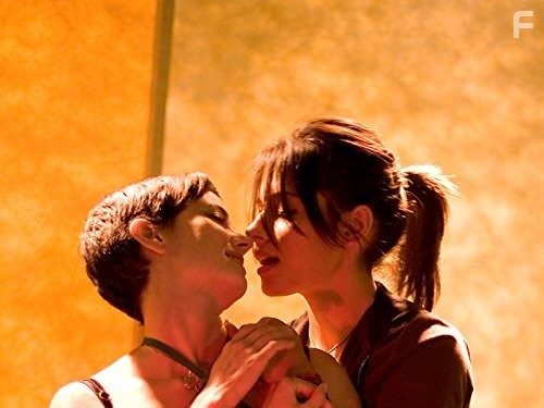 Mia Kirshner and Sarah Shahi in Секс в другом городе (2004)