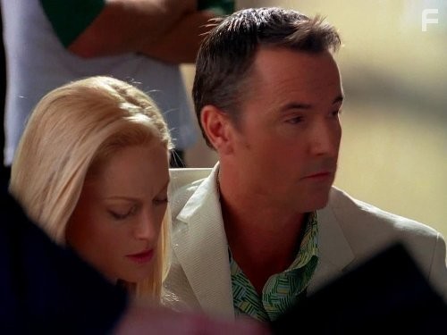 Teri Polo and Mark Humphrey in CSI: Место преступления Майами (2002)