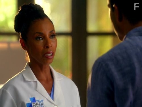 Khandi Alexander and Adam Rodriguez in CSI: Место преступления Майами (2002)