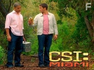 Adam Rodriguez and Jonathan Togo in CSI: Место преступления Майами (2002)