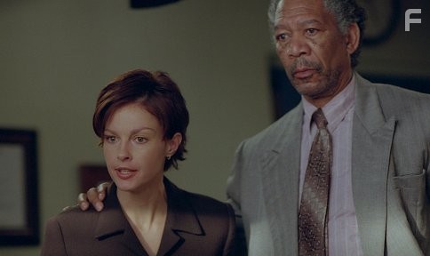 Claire (ASHLEY JUDD) and Grimes (MORGAN FREEMAN) react to a surprising development during the trial of her husband.