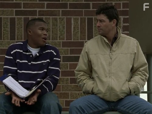 Kyle Chandler and Gaius Charles in Огни ночной пятницы (2006)