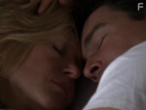 Connie Britton and Kyle Chandler in Огни ночной пятницы (2006)