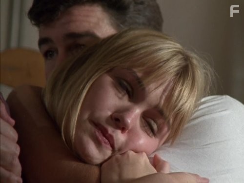 Kyle Chandler and Aimee Teegarden in Огни ночной пятницы (2006)