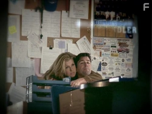 Connie Britton and Kyle Chandler in Огни ночной пятницы (2006)