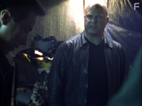 Michael Chiklis and Benito Martinez in Щит (2002)