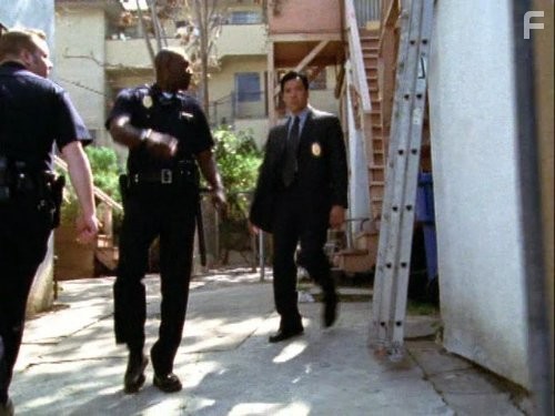 Michael Jace and Benito Martinez in Щит (2002)