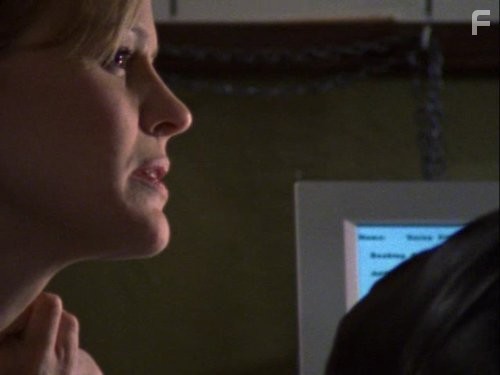 Catherine Dent in Щит (2002)