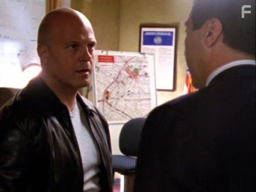 Michael Chiklis and Benito Martinez in Щит (2002)