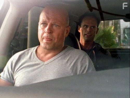 Michael Chiklis and Walton Goggins in Щит (2002)
