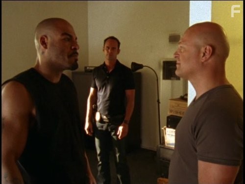Michael Chiklis and Walton Goggins in Щит (2002)
