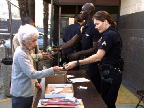 Catherine Dent and Michael Jace in Щит (2002)