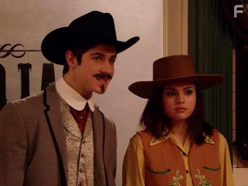 David Henrie and Selena Gomez in Boлшебники из Bэйверли (2007)