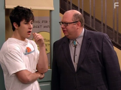 Bill Chott and David Henrie in Boлшебники из Bэйверли (2007)
