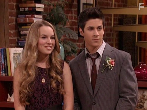David Henrie and Bridgit Mendler in Boлшебники из Bэйверли (2007)
