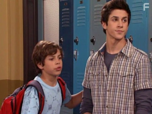 David Henrie and Jake T. Austin in Boлшебники из Bэйверли (2007)