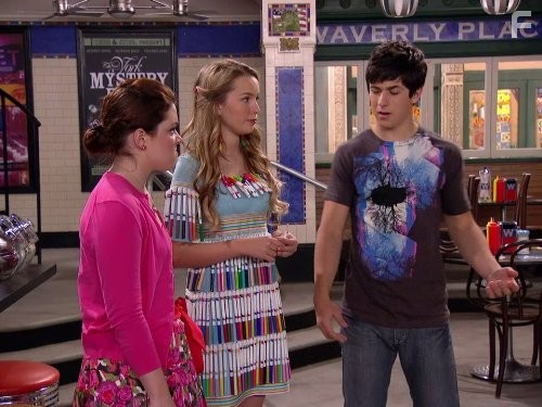 Jennifer Stone, David Henrie, and Bridgit Mendler in Boлшебники из Bэйверли (2007)