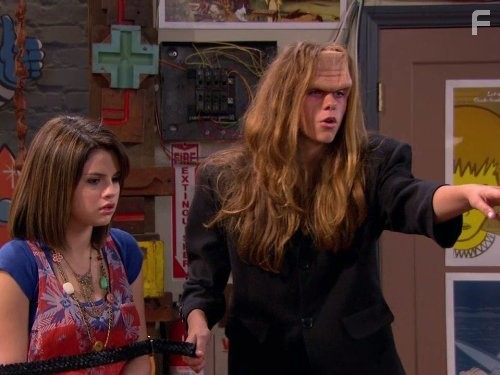 Selena Gomez and Perry Mattfeld in Boлшебники из Bэйверли (2007)