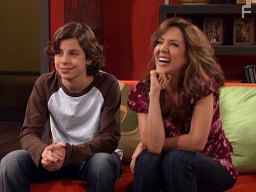 Maria Canals-Barrera and Jake T. Austin in Boлшебники из Bэйверли (2007)