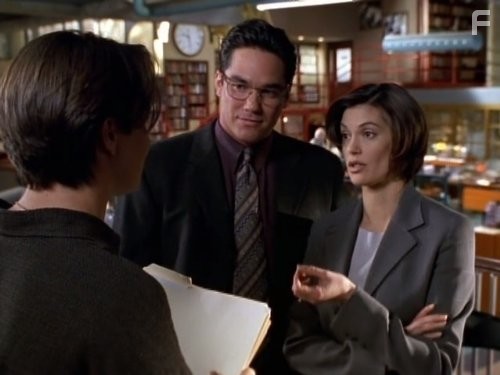 Teri Hatcher and Dean Cain in Лоис и Кларк: Новые приключения Супермена (1993)