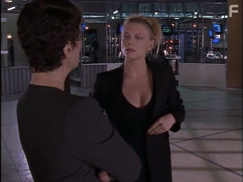 Alberta Watson and Peta Wilson in Ее звали Никита (1997)