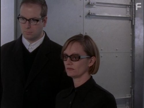 Lindsay Collins and Josh Holliday in Ее звали Никита (1997)