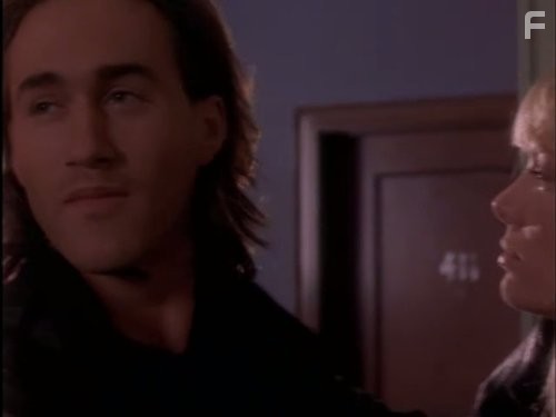 Roy Dupuis and Peta Wilson in Ее звали Никита (1997)