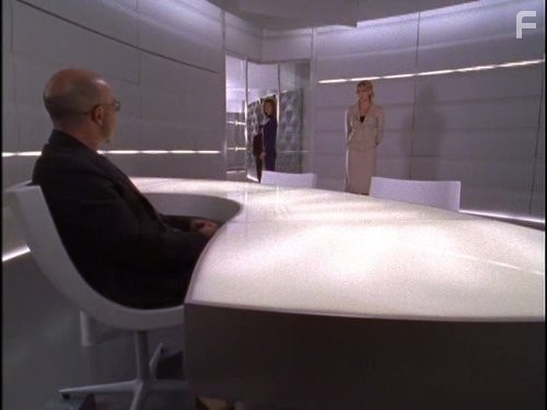 Carlo Rota, Alberta Watson, and Peta Wilson in Ее звали Никита (1997)