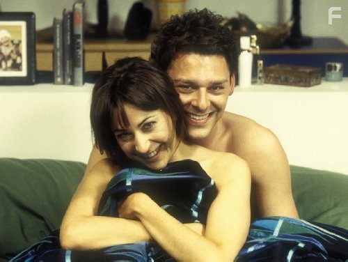 Richard Coyle and Lou Gish in Любовь на шестерых (2000)