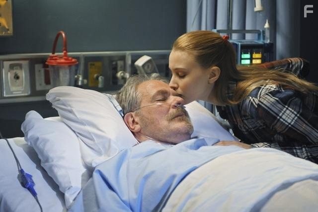 Sarah Gadon and M.C. Gainey in Счастливый город (2010)