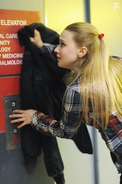 Sarah Gadon in Счастливый город (2010)