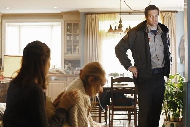 Amy Acker, Sarah Gadon, and Geoff Stults in Счастливый город (2010)