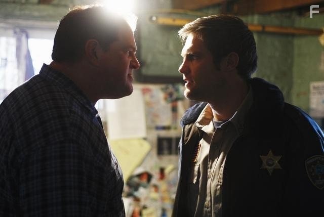 Abraham Benrubi and Geoff Stults in Счастливый город (2010)