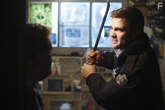 Abraham Benrubi and Geoff Stults in Счастливый город (2010)