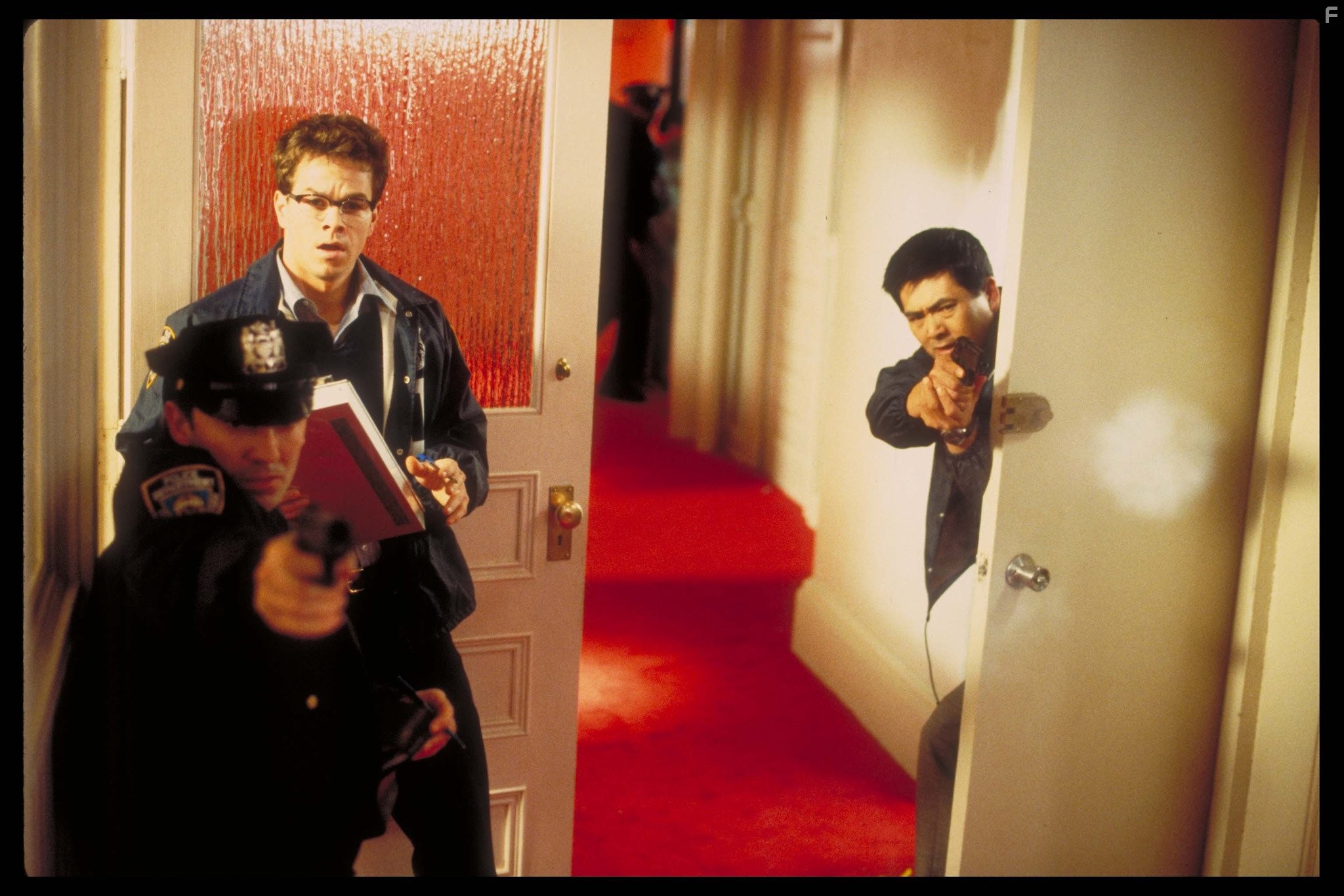 Mark Wahlberg and Yun-Fat Chow in Коррупционер (1999)