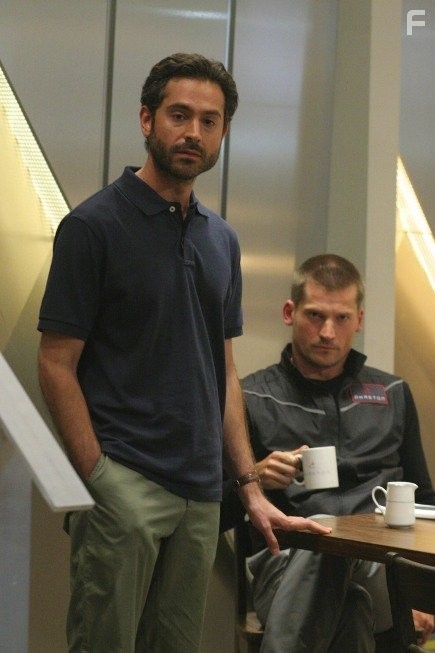 Nikolaj Coster-Waldau and Omar Metwally in Виртуальность (2009)