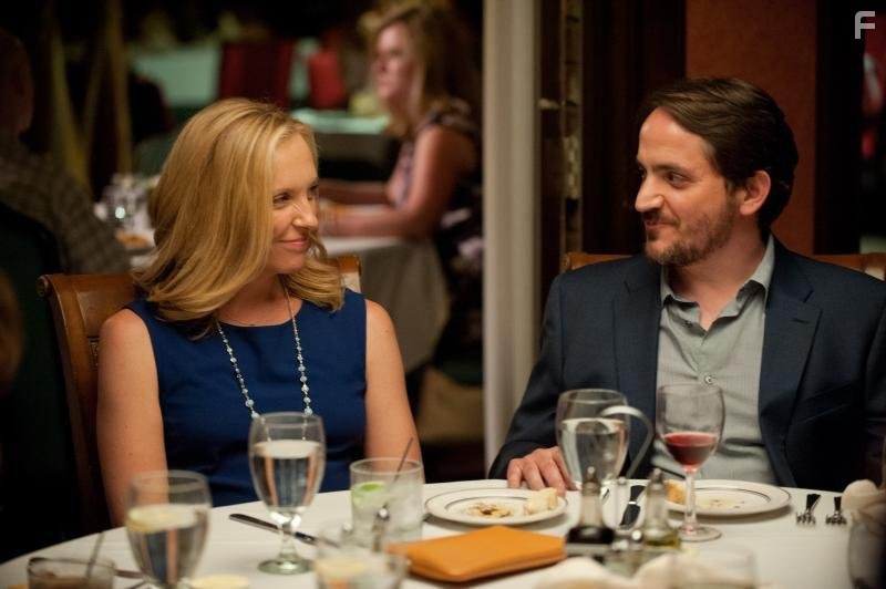 Toni Collette and Ben Falcone in Довольно слов (2013)