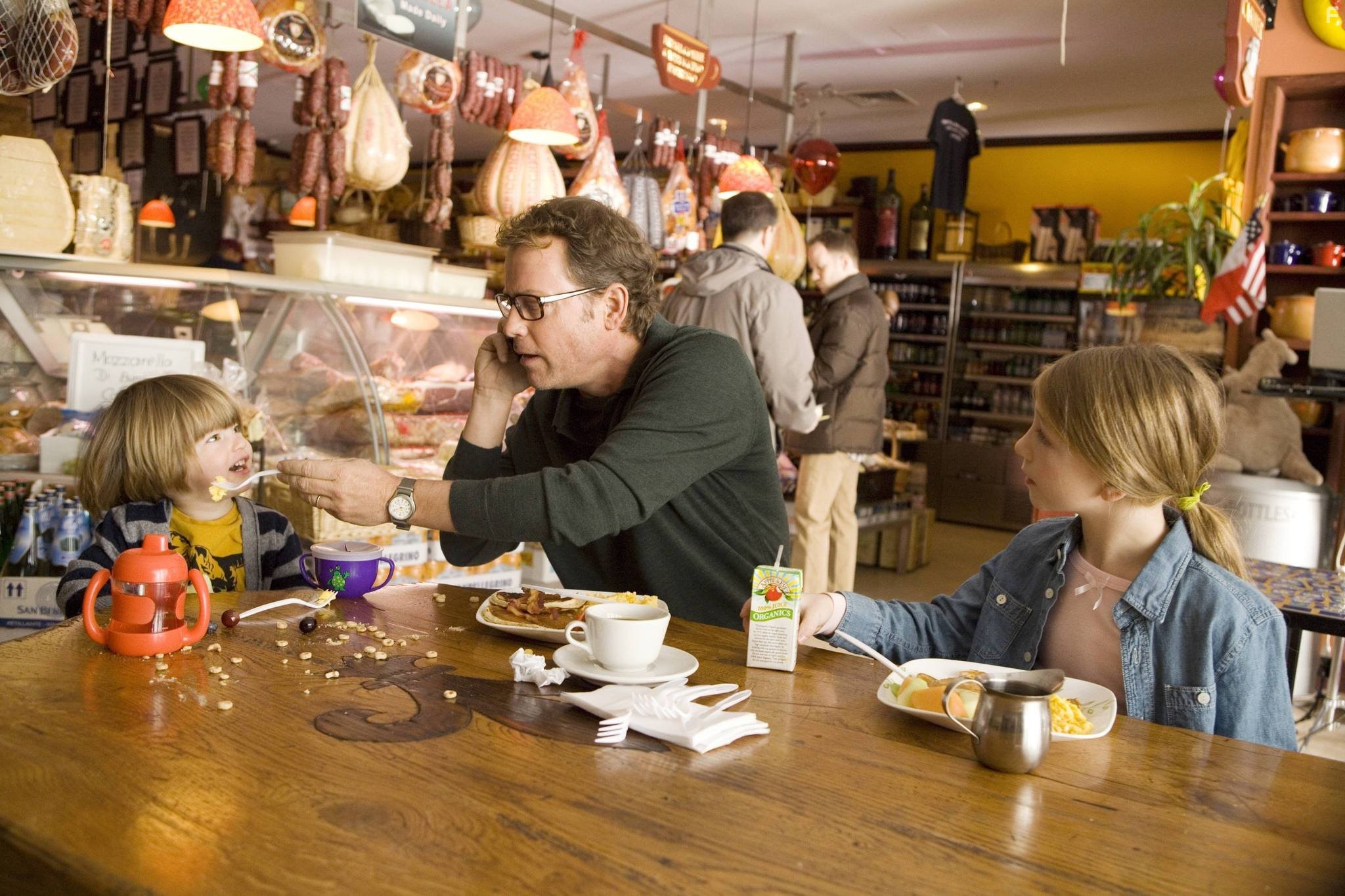 Greg Kinnear and Emma Rayne Lyle in Я не знаю, как она делает это (2011)