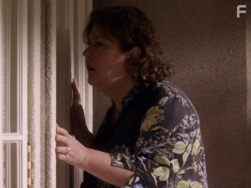 Margo Martindale in Богатые (2007)